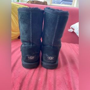 Black Uggs Mid